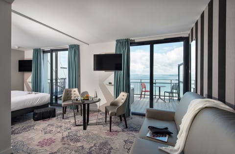 EXCEPTIONAL SUITE WITH PRIVATE WHIRLPOOL BATH SEA VIEW | Premium bedding, in-room safe, desk, laptop workspace