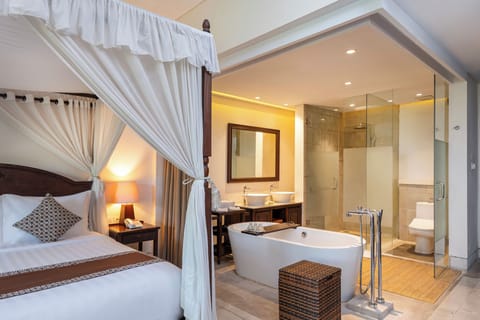 Jungle Suite with Private Balcony | Bathroom | Separate tub and shower, free toiletries, hair dryer, bathrobes