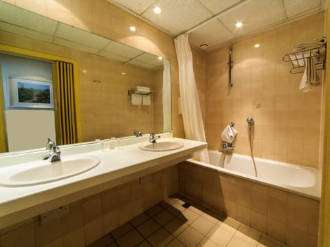 Superior Double Room | Bathroom | Free toiletries, hair dryer, towels