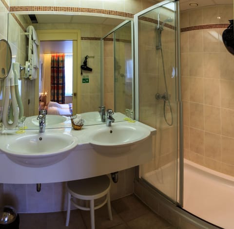 Deluxe Double Room | Bathroom | Free toiletries, hair dryer, towels