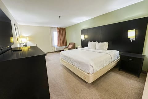 Room, 1 King Bed | Premium bedding, desk, iron/ironing board, free WiFi