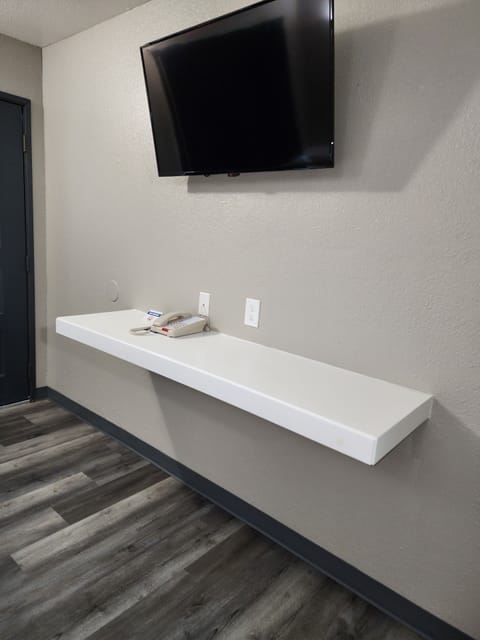 Economy Room, 1 Queen Bed, Non Smoking | Desk, free WiFi, bed sheets