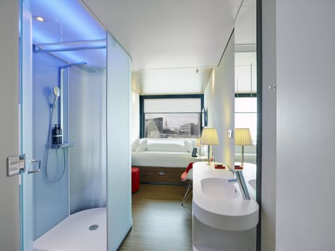 King Room | Bathroom | Shower, hydromassage showerhead, eco-friendly toiletries, hair dryer