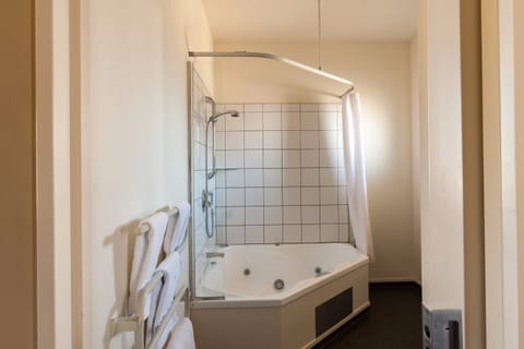 Superior Studio with Spa Bath  | Bathroom shower