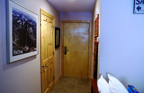 Studio | In-room safe, iron/ironing board, bed sheets