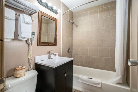 Basic Room | Bathroom | Combined shower/tub, jetted tub, hair dryer, towels