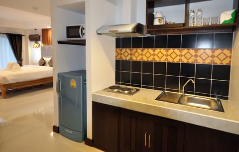 Family Room | Private kitchenette | Fridge, electric kettle