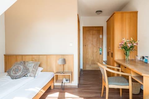 Single Room | Desk, cribs/infant beds, free WiFi, bed sheets