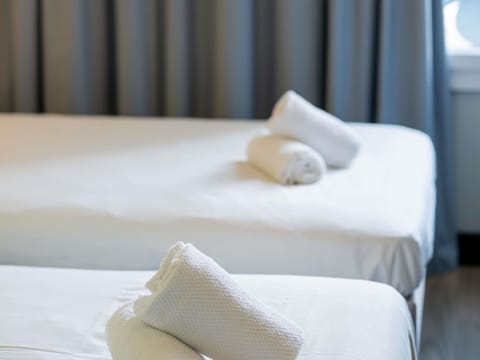 Twin Room, 2 Twin Beds | 1 bedroom, desk, soundproofing, free WiFi