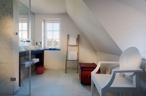 Comfort Double Room | Bathroom | Shower, free toiletries, hair dryer, bathrobes