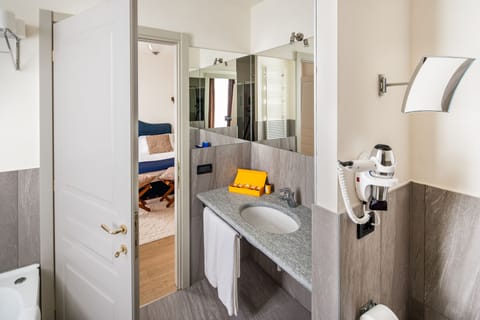 Basic Suite | Bathroom | Combined shower/tub, free toiletries, bathrobes, slippers