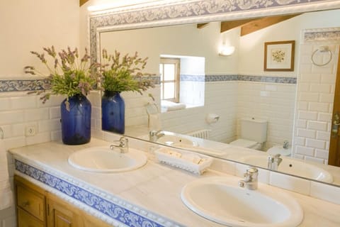 Double Room | Bathroom | Shower, free toiletries, hair dryer, bathrobes