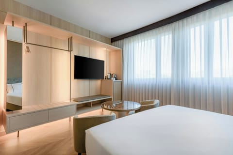 Superior Room, 1 King Bed | Hypo-allergenic bedding, pillowtop beds, minibar, in-room safe