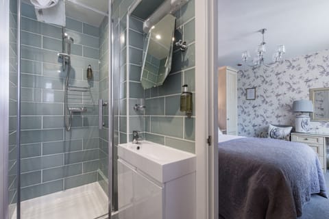 Double Room, Ensuite | Bathroom | Hair dryer, towels, soap, shampoo