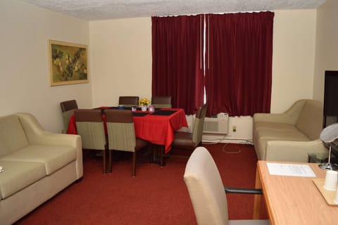 Deluxe Suite, 2 Queen Beds, Kitchen | Room amenity