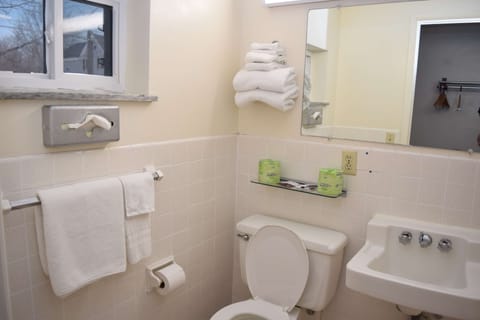 Bathtub, free toiletries, hair dryer, towels