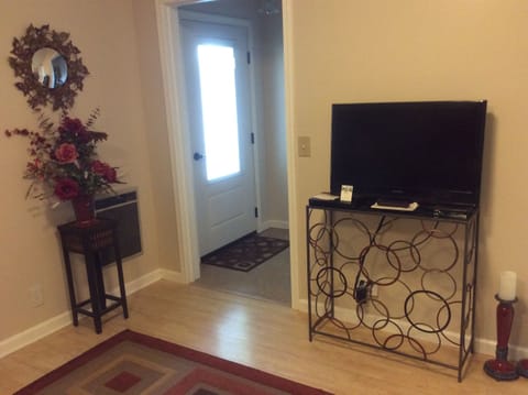 Cottage, 1 Bedroom | Living room | 32-inch flat-screen TV with digital channels, TV, Netflix