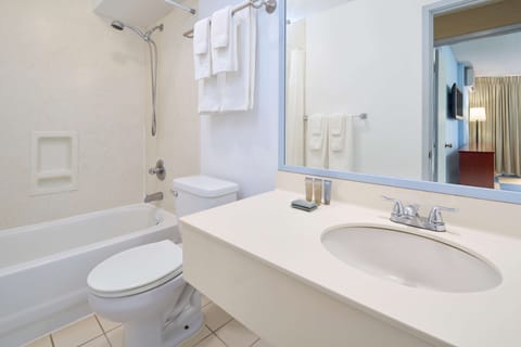 Combined shower/tub, free toiletries, hair dryer, towels