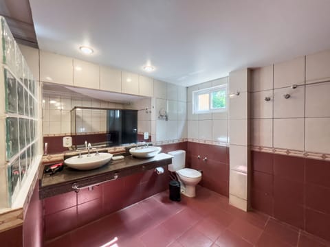 Standard Studio Suite | Bathroom | Shower, free toiletries, hair dryer, towels