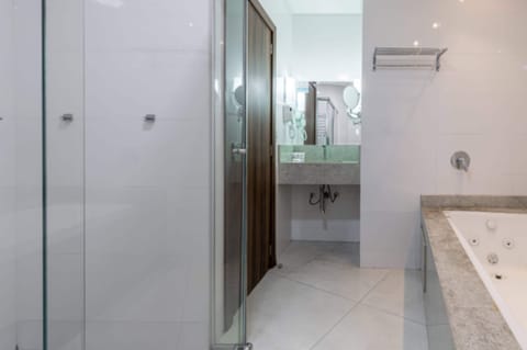 Presidential Suite | Bathroom | Shower, bidet, towels