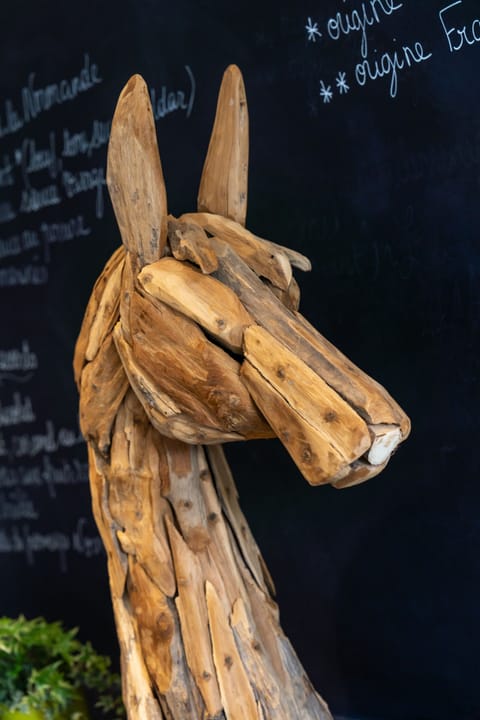 Breakfast, lunch, dinner served; Regional cuisine