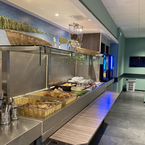 Daily buffet breakfast (EUR 13 per person)