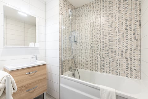 Superior Garden Room | Bathroom | Free toiletries, hair dryer, towels
