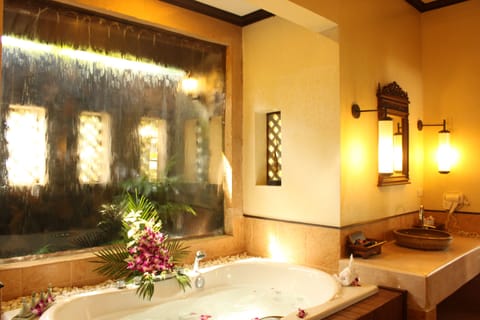 Deluxe Villa, Jetted Tub | Bathroom | Separate tub and shower, rainfall showerhead, free toiletries