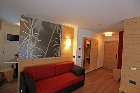 Junior Suite | Living area | Flat-screen TV