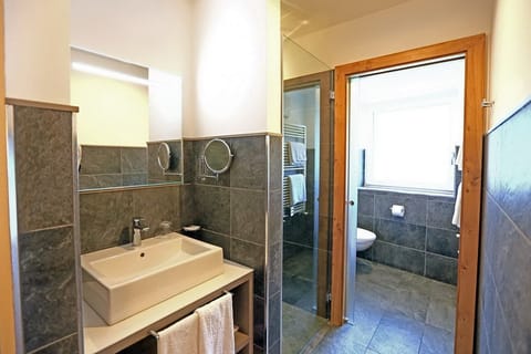 Junior Suite | Bathroom | Shower, free toiletries, hair dryer, bidet