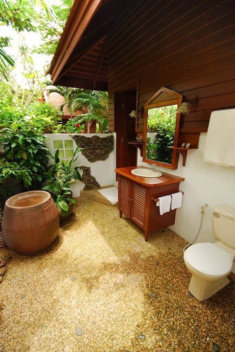 Bungalow Garden View, Free Round-trip Boat Transfer | Bathroom | Shower, rainfall showerhead, designer toiletries, hair dryer