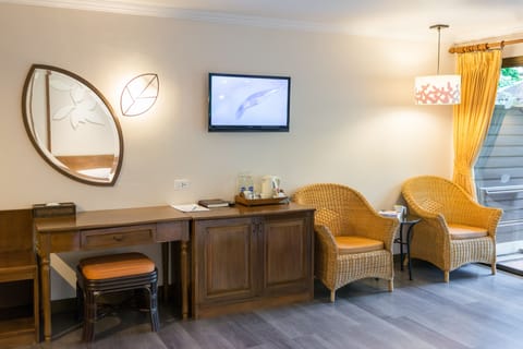 Deluxe Room | Living area | LCD TV