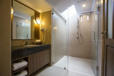 Chalet | Bathroom | Shower, free toiletries, hair dryer, bathrobes