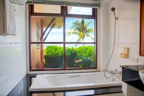 Beachfront Villa | Deep soaking bathtub