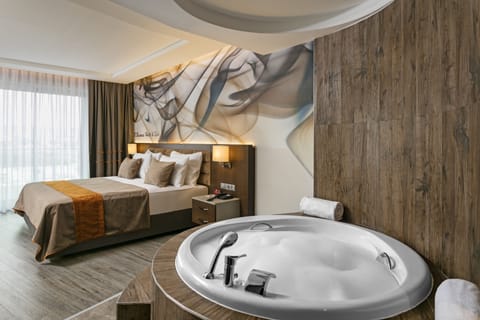 Deluxe Suite | Jetted tub