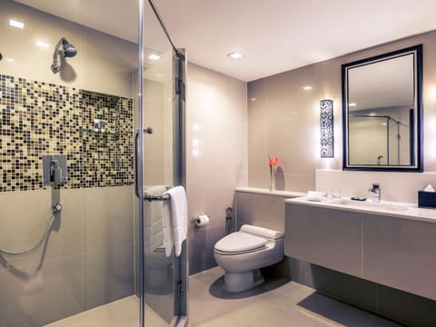 Deluxe Twin Room, 2 Twin Beds | Bathroom | Eco-friendly toiletries, hair dryer, bidet, towels