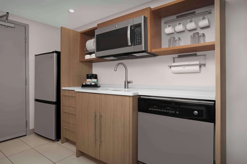 Full-size fridge, microwave, dishwasher, coffee/tea maker