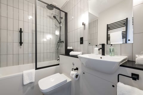 Studio Suite | Bathroom | Rainfall showerhead, free toiletries, hair dryer, towels