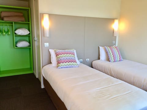 Standard Room, 2 Twin Beds | 1 bedroom, premium bedding, desk, laptop workspace