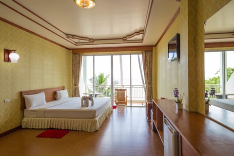 Deluxe Room, 1 King Bed, Ocean View, Sea Facing | In-room safe, desk, blackout drapes, rollaway beds