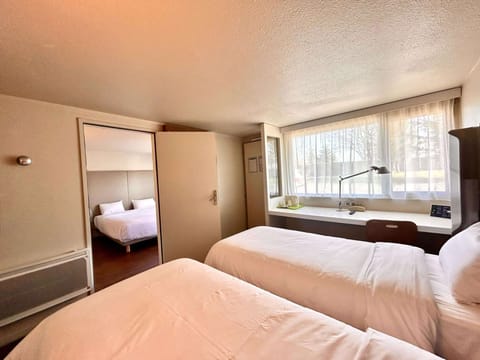 Premium bedding, desk, blackout drapes, soundproofing