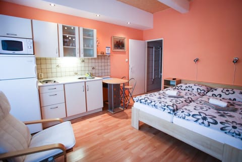 Double Room, Non Smoking, Kitchenette | Private kitchen | Fridge, microwave, coffee/tea maker, electric kettle