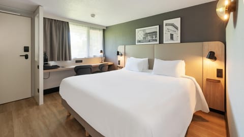 Superior Room, 1 King Bed | Premium bedding, desk, laptop workspace, blackout drapes