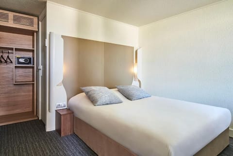 Standard Double Room | Premium bedding, desk, soundproofing, free WiFi