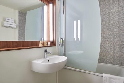 Standard Double Room | Bathroom | Combined shower/tub, hair dryer, towels