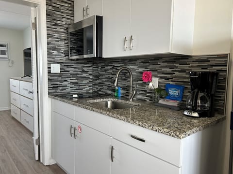 Deluxe Suite | Private kitchen | Microwave, stovetop, coffee/tea maker, toaster