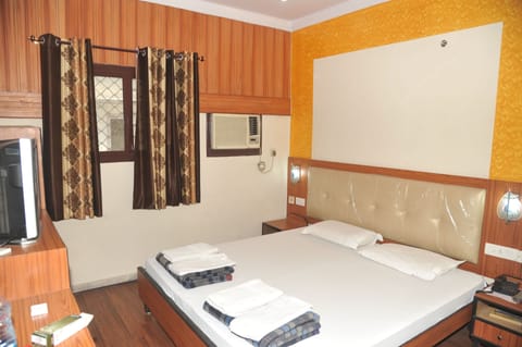 Double Room-King | Premium bedding, desk, rollaway beds, free WiFi