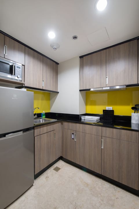 Executive Apartment, 1 Bedroom, Kitchen | Private kitchen | Fridge, microwave, cookware/dishes/utensils