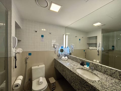 Quadruplo Familia | Bathroom | Shower, free toiletries, hair dryer, towels