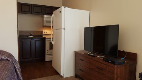 Economy Studio Suite, Kitchenette | Private kitchen | Fridge, microwave